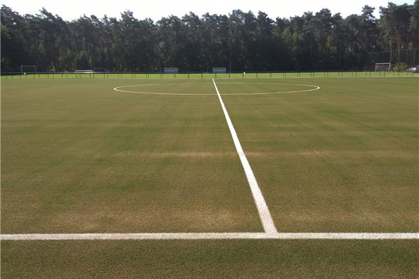 Aanleg kunstgras voetbalveld - Sportinfrabouw NV